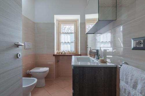 a bathroom with a sink and a toilet at Villa Rosa in Fossombrone