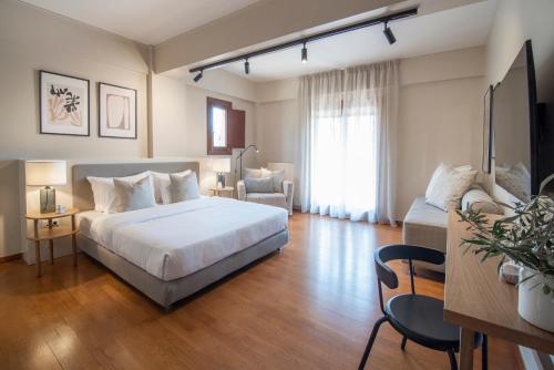 una camera con letto e un soggiorno con divano di Villa Terra Mare a Vari