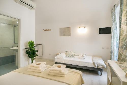 White Candia Guesthouse tesisinde bir odada yatak veya yataklar