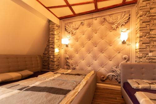 um quarto com uma cama e um sofá em Lausitzer Seenland em Hoyerswerda