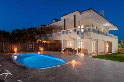 a large house with a swimming pool in front of it at Villa Montefile in Triánta