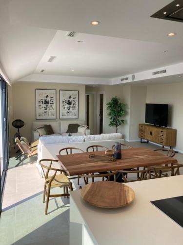 ein Wohnzimmer mit einem Tisch und einem Sofa in der Unterkunft Luxury Penthouse Gerardo - The View Fuengirola in Fuengirola