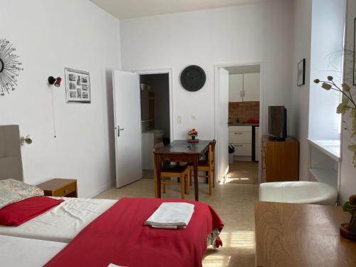 une chambre avec un lit et une table et une cuisine dans l'établissement Logis C12, à Rochefort