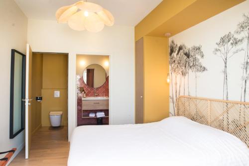 Ένα ή περισσότερα κρεβάτια σε δωμάτιο στο Les Galets Hôtel et B&B