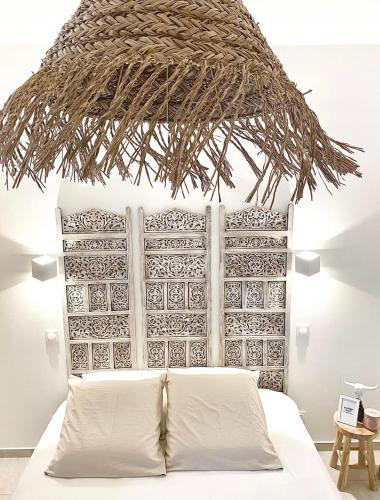 Tempat tidur dalam kamar di L’Escale - Le Boho + garage + NETFLIX
