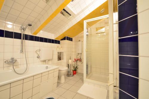 A bathroom at AJO Apartments - Alte Donau Lake View Penthouse - Self-Check-in