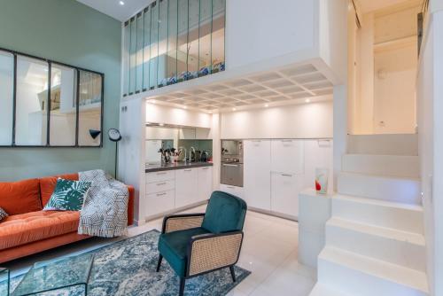 un salon avec un canapé et une chaise dans l'établissement Happyfew Liberty, à Nice