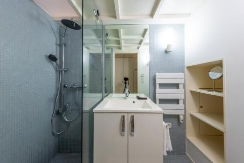 une salle de bain avec un lavabo blanc et une douche dans l'établissement Happyfew Liberty, à Nice