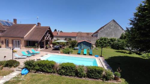 a house with a swimming pool in the yard at Atelier des sens 89 in Évry