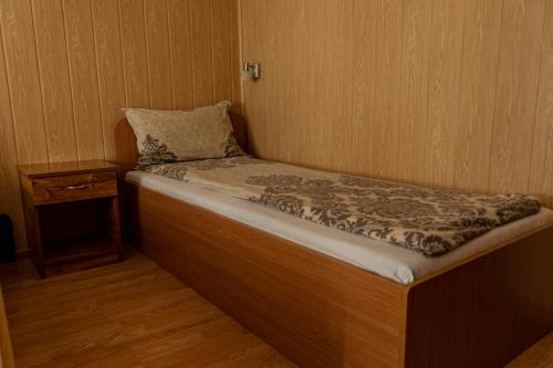 サパレヴァ・バニャにあるCamping Verilaのナイトスタンド付きの小さな部屋の小さなベッド1台