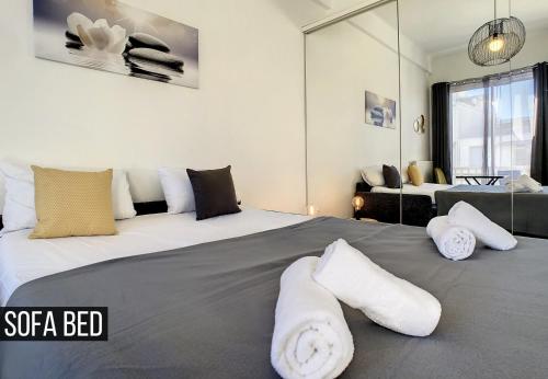 une chambre avec un grand lit avec des serviettes dessus dans l'établissement Nestor&Jeeves - CITRONNIER AZUR - Central - Close sea - Balcony, à Nice