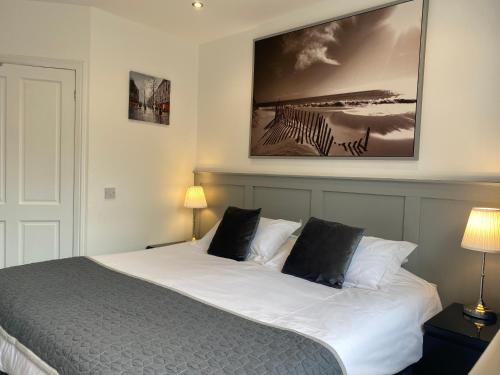 A bed or beds in a room at Miller House Courtyard 