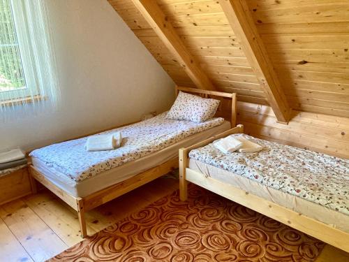 A bed or beds in a room at KASZUBSKA CHATA