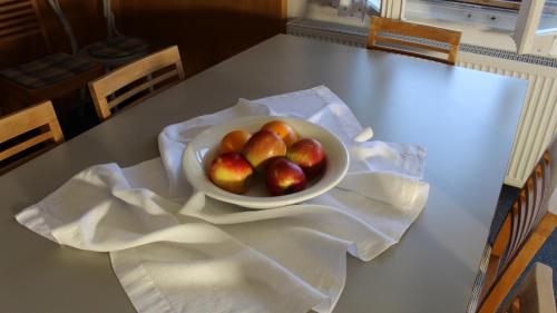 a bowl of apples sitting on top of a table at Appartement Maria in Egg