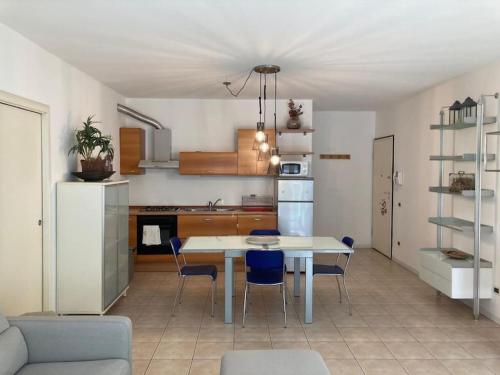 uma cozinha com mesa e cadeiras num quarto em Appartamento Golia em Vicenza