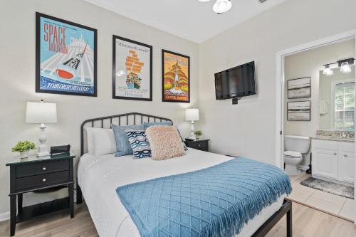 um quarto com uma cama grande e uma casa de banho em Magic Holiday House em Orlando