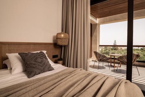 Ένα ή περισσότερα κρεβάτια σε δωμάτιο στο Sentiero Iconic Villa, a Serene Retreat, By ThinkVilla