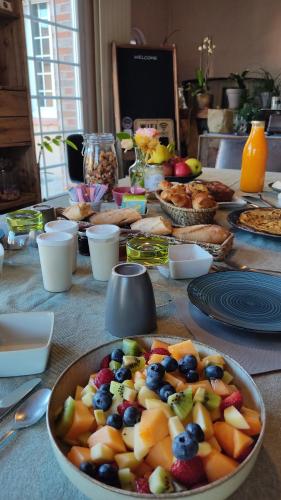 a table with a bowl of fruit on it at Atelier des sens 89 in Évry
