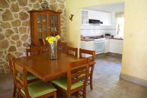 Η κουζίνα ή μικρή κουζίνα στο Villa Coiros ECOFRIENDLY suites & villas