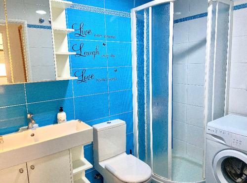 A bathroom at Cozy and modern apartment in Maspalomas