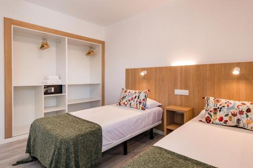 A bed or beds in a room at Roca Verde - Playa del Inglés