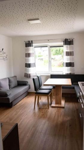 Ein Sitzbereich in der Unterkunft Apartment am Alpakahof Hahn