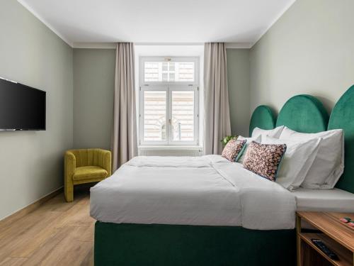 numa I Libusa Apartments في براغ: غرفة نوم بسرير كبير ونافذة
