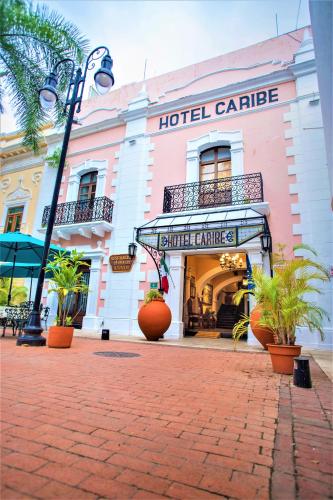 a hotel with a street light in front of a building at Hotel Caribe Merida Yucatan in Mérida