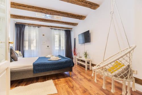 1 dormitorio con cama colgante y TV en Lamp House en Brasov