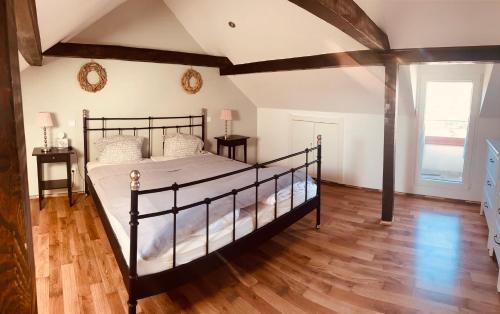 ein Schlafzimmer mit einem Bett und einem Holzboden in der Unterkunft Villa DA in Zablaće