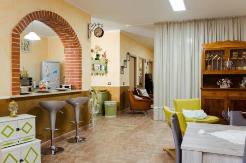 a living room with a counter and chairs in a room at A CASA DI SARA in Tivoli