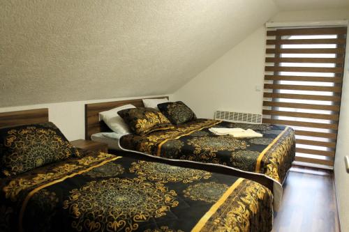 Llit o llits en una habitació de Vikendica Bjelašnica