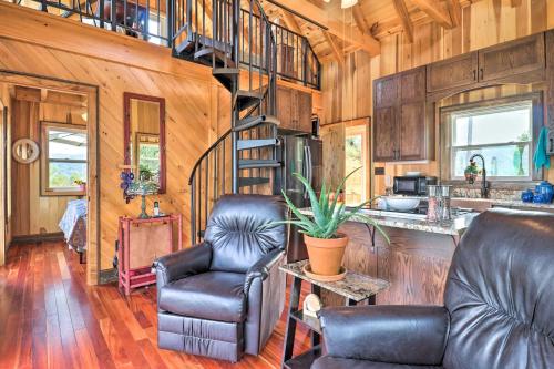 Zona de estar de Stunning Mountain Views Hot Springs Hideaway!