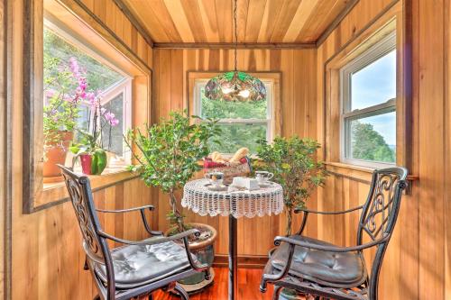 Imagen de la galería de Stunning Mountain Views Hot Springs Hideaway!, en Sandymush