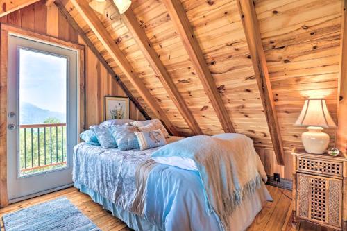 Cama o camas de una habitación en Stunning Mountain Views Hot Springs Hideaway!