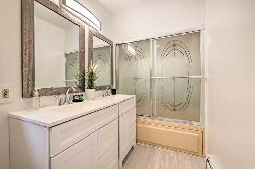 ein weißes Badezimmer mit zwei Waschbecken und Spiegeln in der Unterkunft Deck and Backyard Tobyhanna Family Home in Tobyhanna