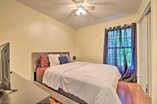ein Schlafzimmer mit einem Bett und einem Deckenventilator in der Unterkunft Deck and Backyard Tobyhanna Family Home in Tobyhanna