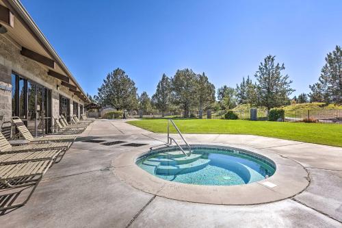 a small swimming pool in the middle of a sidewalk at Charming Redmond Townhome with Resort Amenities in Redmond