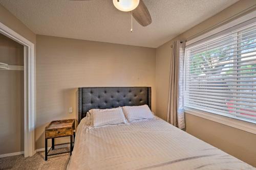 1 dormitorio con cama y ventana en Boise Home with Hot Tub, Yard about 5 Mi to Dtwn!, en Boise