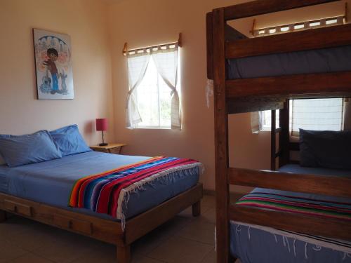 Un pat sau paturi într-o cameră la Mision Surf