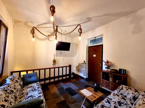 een woonkamer met een bank en een tv bij Casa indipendente nel cuore di trastevere in Rome