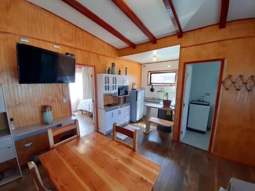 a living room with a kitchen and a dining room at Entre Montañas in Hornopiren