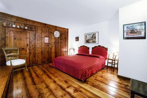 ein Schlafzimmer mit einem Bett und einem Holzboden in der Unterkunft B&B Al Nabuisson in Aosta