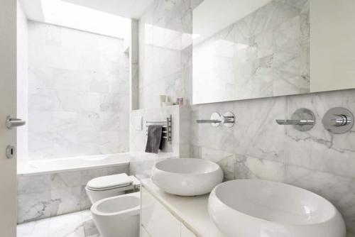A bathroom at River Rooftop-360°View, Private Parking, Pet, Baby