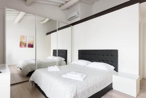 A bed or beds in a room at River Rooftop-360°View, Private Parking, Pet, Baby