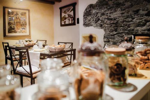 ein Esszimmer mit Tischen und Stühlen und einer Steinmauer in der Unterkunft B&B Al Nabuisson in Aosta
