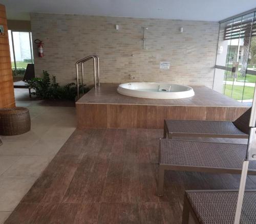 a bathroom with a bath tub in a room at Riviera Aquiraz Golf Beach Place Ceará - Apartamento pé na areia in Aquiraz