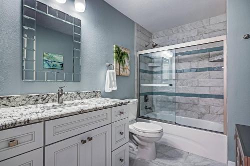 een badkamer met toilet en glazen douche bij Siesta Bayside Condo in Siesta Key