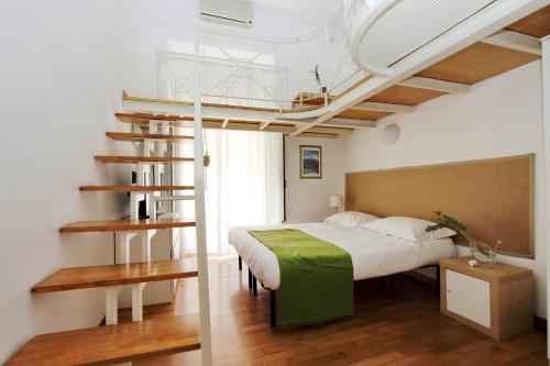 ローマにあるVatican Holiday Homeのベッドルーム1室(緑の毛布付きのベッド1台付)