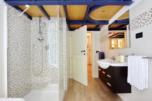 un baño con ducha y lavabo en Vatican Holiday Home, en Roma